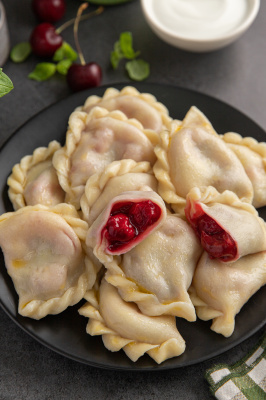 Как сварить вареники с вишней